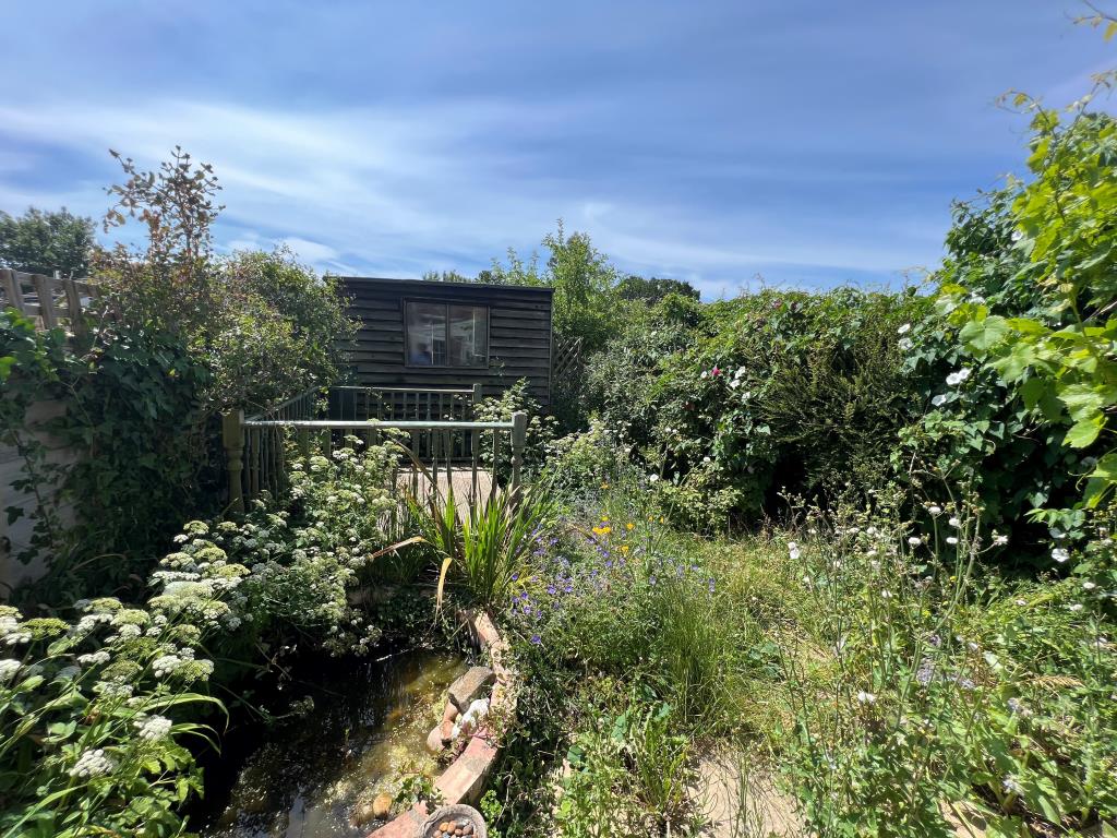 Lot: 89 - THREE-BEDROOM COTTAGE WITH COUNTRYSIDE VIEWS - Garden of Cottage for sale in Newport